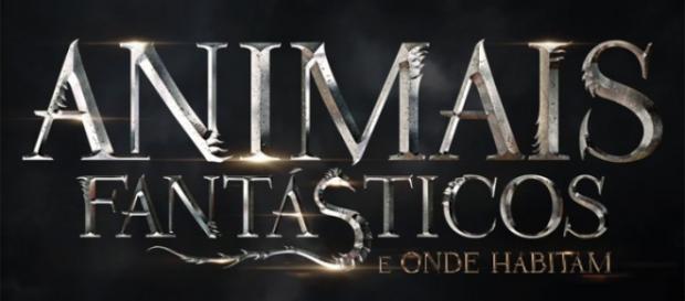 Título do filme com roteiro de J. K. Rowling. Título do filme com roteiro de J. K. Rowling.