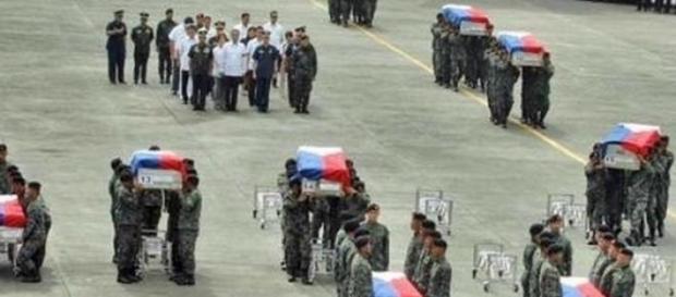 L'arrivée des cerceuils à la base aérienne. L'arrivée des cerceuils à la base aérienne.