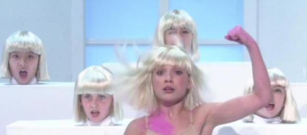 Maddie Ziegler, bailando "Elastic Heart" de Sia. Maddie Ziegler, bailando "Elastic Heart" de Sia.
