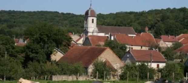 La campagne. Ses églises, ses champs, son football La campagne. Ses églises, ses champs, son football