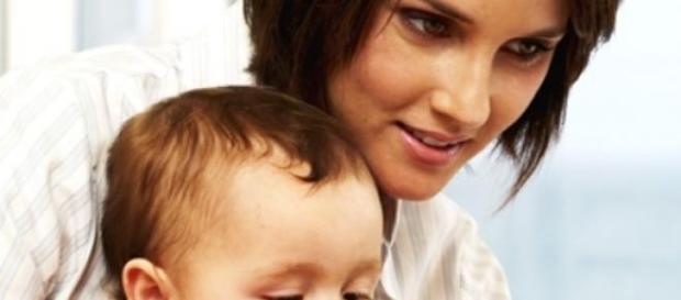 la madre cuida de su hijo la madre cuida de su hijo