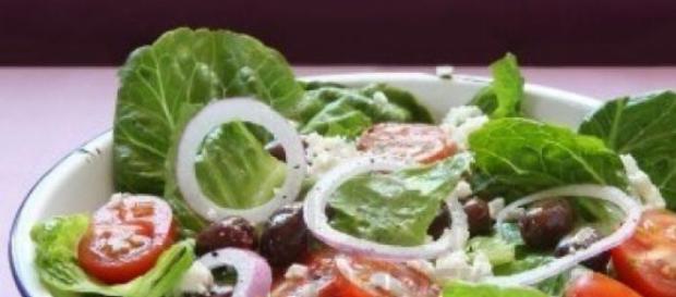 No es bueno cenar ensalada No es bueno cenar ensalada