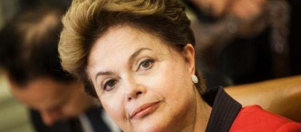 O governo de Dilma gera questionamentos. O governo de Dilma gera questionamentos.