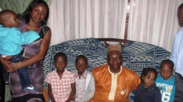 Famille Majesté Petsoko autour du roi Bagam