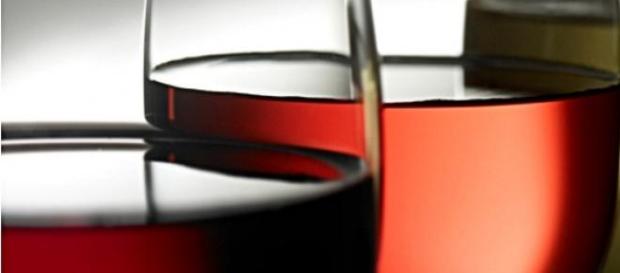 3 verres de vins : du rouge, du rosé et du blanc 3 verres de vins : du rouge, du rosé et du blanc