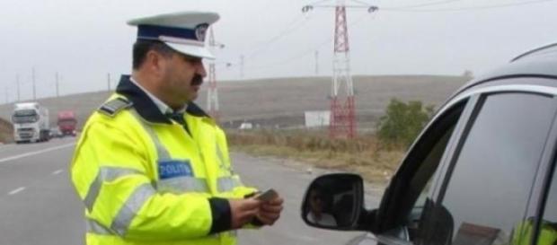 Agent aplicand reglementarile noului Cod Rutier Agent aplicand reglementarile noului Cod Rutier