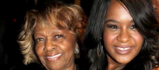 Cissy Houston e a sua neta Bobbi Brown Cissy Houston e a sua neta Bobbi Brown