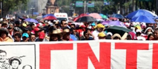 Les enseignants ont manifesté par milliers. Les enseignants ont manifesté par milliers.