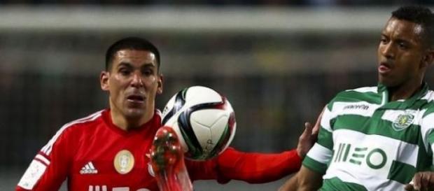 Maxi Pereira perante Nani Maxi Pereira perante Nani