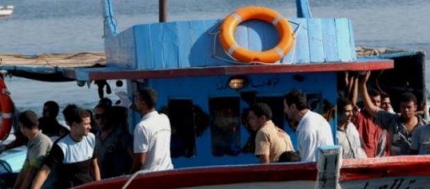 Migranti in arrivo a Lampedusa Migranti in arrivo a Lampedusa