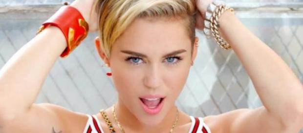 Miley fez o anúncio no instagram. Miley fez o anúncio no instagram.
