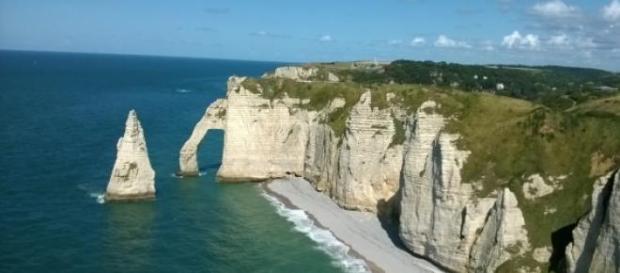 Piękny klifowy brzeg w Etretat Piękny klifowy brzeg w Etretat
