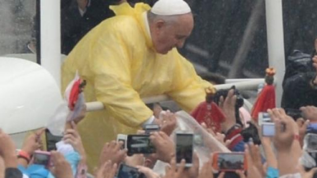 Papa Francesco a Manila tra la folla