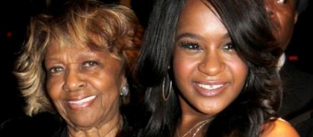 Cissy Houston e a sua neta Bobbi Brown Cissy Houston e a sua neta Bobbi Brown