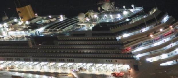 Eventré, le Costa Concordia coule petit à petit... Eventré, le Costa Concordia coule petit à petit...