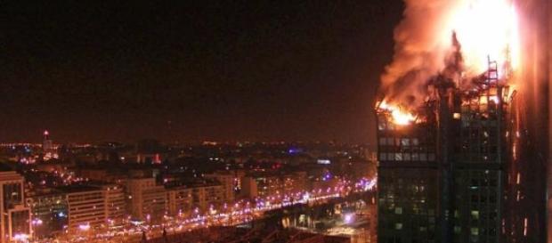 La Torre Windsor durante el incendio de 2005 La Torre Windsor durante el incendio de 2005