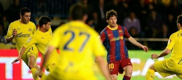 Leo Messi rodeado de jugadores del Villarreal Leo Messi rodeado de jugadores del Villarreal