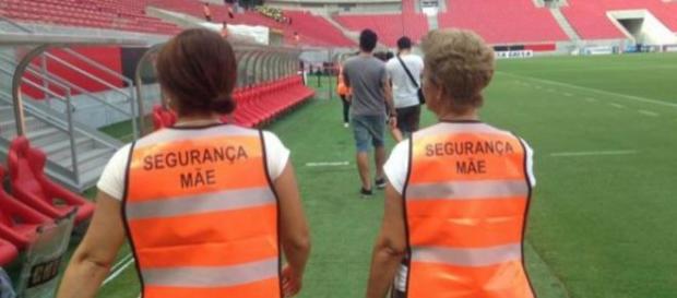 Mães estão identificadas com coletes laranja Mães estão identificadas com coletes laranja