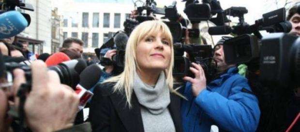 Elena Udrea zambeste in ciuda problemelor! Elena Udrea zambeste in ciuda problemelor!