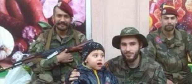 Guillaume (Mitte) zog in den Kampf in der Ukraine. Guillaume (Mitte) zog in den Kampf in der Ukraine.