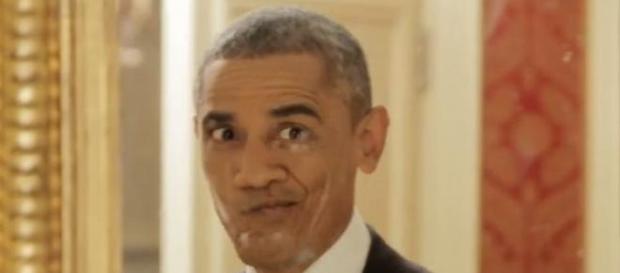 Obama robi miny przed lustrem Obama robi miny przed lustrem