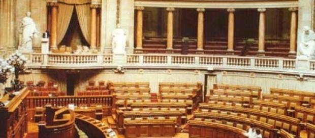 PS e partidos do governo estão mais distantes. PS e partidos do governo estão mais distantes.
