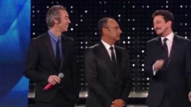 Luca e Paolo cantano a Sanremo RIP parade