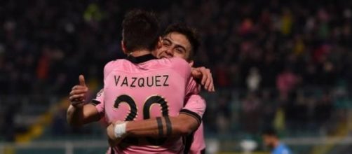 Vazquez e Dyabala si abbracciano dopo il 2-0