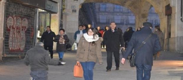 Señor pide dinero en Salamanca, y nadie le mira Señor pide dinero en Salamanca, y nadie le mira