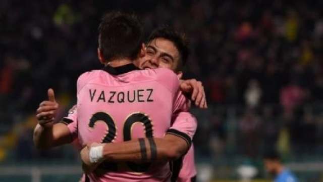 Vazquez e Dyabala si abbracciano dopo il 2-0