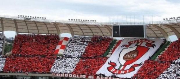 Il priscio dei tifosi biancorossi in curva Il priscio dei tifosi biancorossi in curva