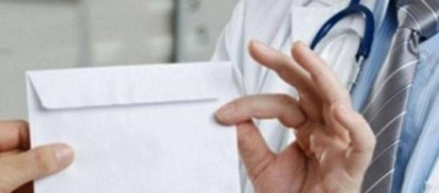 La doctor te duci cu plicul La doctor te duci cu plicul