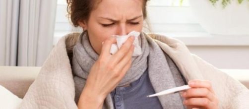 Una donna alle prese con l'influenza