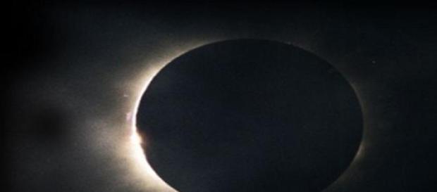 Eclipse solar, en fase de Luna nueva Eclipse solar, en fase de Luna nueva