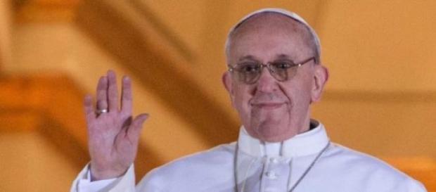 El Papa Francisco saludando a los fieles El Papa Francisco saludando a los fieles