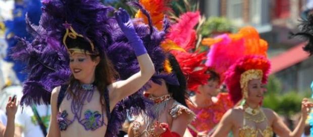 O Carnaval é festejado com cor, música e máscaras O Carnaval é festejado com cor, música e máscaras