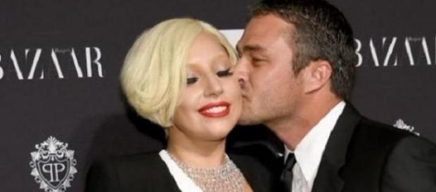 Foto de archivo de Lady Gaga con su novio. Foto de archivo de Lady Gaga con su novio.