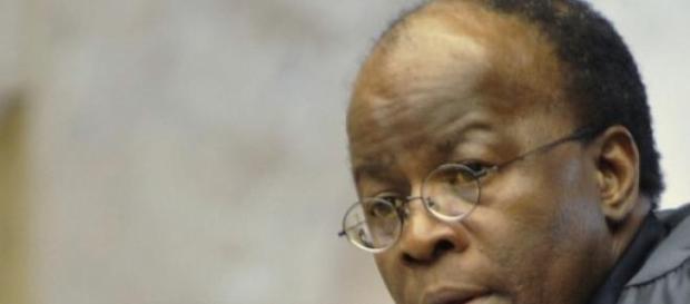 Joaquim Barbosa faz postagem polêmica no Twitter Joaquim Barbosa faz postagem polêmica no Twitter