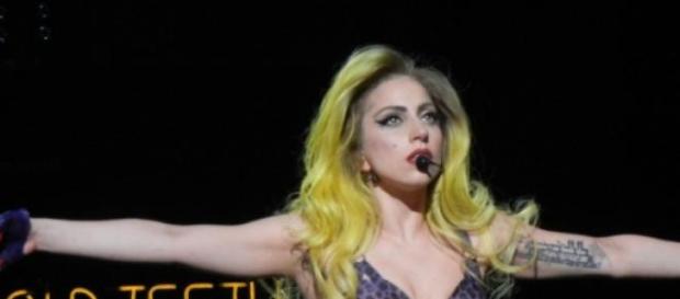Lady Gaga está noiva de Taylor Kinney. Lady Gaga está noiva de Taylor Kinney.