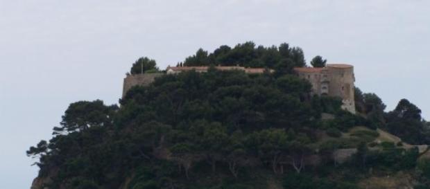 Le Fort de Brégançon, lieu de vacances des stars. Le Fort de Brégançon, lieu de vacances des stars.