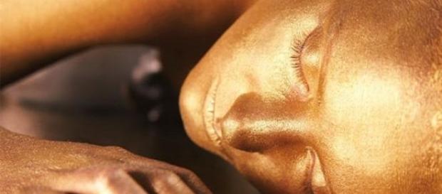 Mascarilla de oro invierte el daño de oxidacion Mascarilla de oro invierte el daño de oxidacion