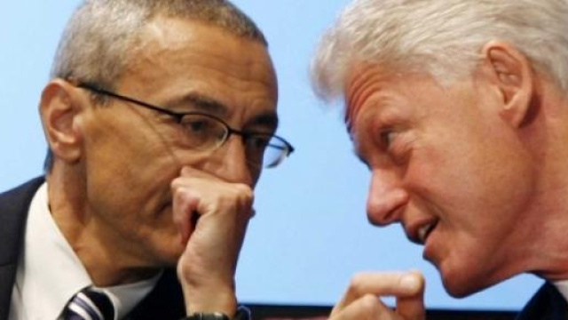 John Podesta insieme a Bill Clinton