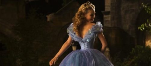 L'attrice Lily James nei panni di Cenerentola