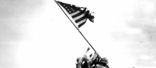 La celebre foto Raising the flag on Iwo Jima.