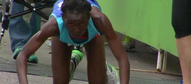 Atleta caiu a 400 metros da meta Atleta caiu a 400 metros da meta