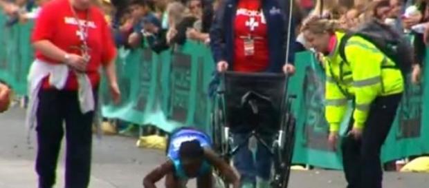 Atleta keniana entra a gatas en meta Atleta keniana entra a gatas en meta
