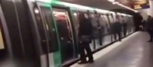 Chelsea fans push black man off train in Paris Chelsea fans push black man off train in Paris