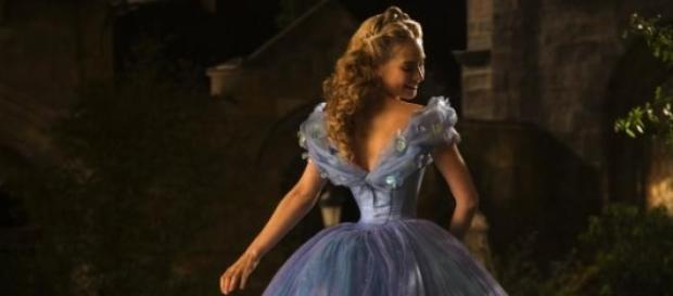 L'attrice Lily James nei panni di Cenerentola L'attrice Lily James nei panni di Cenerentola