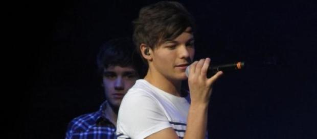 Louis Tomlinson confiesa su homosexualidad. Louis Tomlinson confiesa su homosexualidad.