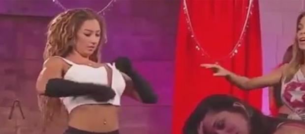 Luli le enseña dos buenas razones a Oriana Luli le enseña dos buenas razones a Oriana